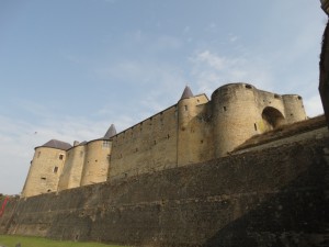Vista lateral do castelo de Sedan.